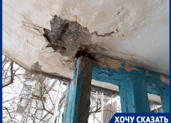 Козырек у подъезда в Волгограде рискует рухнуть на головы жильцов Козырек у подъезда в Волгограде рискует рухнуть на головы жильцов