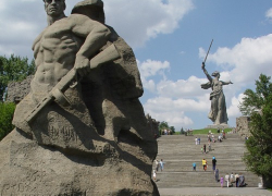 На Мамаевом кургане перезахоронили советских воинов На Мамаевом кургане перезахоронили советских воинов