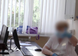 Вакцину уничтожила: медсестру поликлиники в Волгограде задержали за подделку сертификата COVID-19 Вакцину уничтожила: медсестру поликлиники в Волгограде задержали за подделку сертификата COVID-19