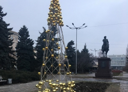Нищие горожане разворовали золотую елку в центре Волгограда Нищие горожане разворовали золотую елку в центре Волгограда