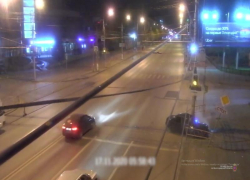 Водитель за рулем Daewoo Nexia протаранил столб в Волгограде: авария попала на видео Водитель за рулем Daewoo Nexia протаранил столб в Волгограде: авария попала на видео