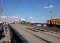 Юг Волгограда стоит в пробке из-за оторвавшегося колеса машины с ЖБО Юг Волгограда стоит в пробке из-за оторвавшегося колеса машины с ЖБО