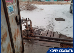 Волгоградцам приходится чинить аварийный трубопровод полиэтиленовыми пакетами Волгоградцам приходится чинить аварийный трубопровод полиэтиленовыми пакетами
