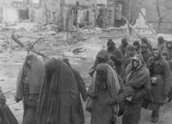 Колонны пленных солдат вермахта на улицах Сталинграда снял советский фотограф Колонны пленных солдат вермахта на улицах Сталинграда снял советский фотограф