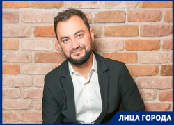 «На моих свадьбах не было ни одной драки», – поющий ведущий из Волгограда Александр Королев «На моих свадьбах не было ни одной драки», – поющий ведущий из Волгограда Александр Королев