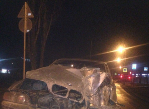Волгоградец угнал BMW своей 26-летней тети и влетел на ней в забор дома Волгоградец угнал BMW своей 26-летней тети и влетел на ней в забор дома