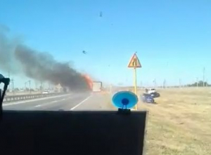 Полыхающую на трассе Москва-Волгоград фуру сняли на видео Полыхающую на трассе Москва-Волгоград фуру сняли на видео