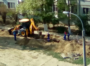 Пока волгоградцы сидят без воды, рабочие грызут семечки и курят Пока волгоградцы сидят без воды, рабочие грызут семечки и курят