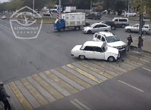 Заново родились: две девушки чудом не попали под колеса иномарки в Волгограде Заново родились: две девушки чудом не попали под колеса иномарки в Волгограде