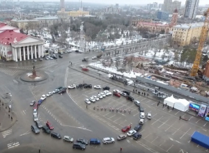 Гигантские часы из 50 авто попали на видео в Волгограде Гигантские часы из 50 авто попали на видео в Волгограде