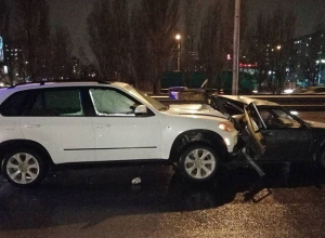 BMW въехала в салон «четырнадцатой» на Третьей Продольной Волгограда BMW въехала в салон «четырнадцатой» на Третьей Продольной Волгограда