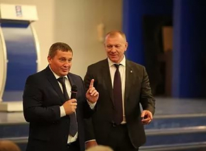 Губернатор Андрей Бочаров бросил все и уехал в Урюпинск Губернатор Андрей Бочаров бросил все и уехал в Урюпинск