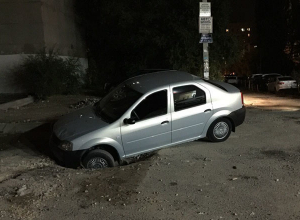 Renault волгоградки провалился под землю во дворе на севере города Renault волгоградки провалился под землю во дворе на севере города