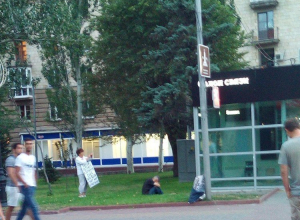 В центре Волгограда губернатора Андрея Бочарова публично обвинили в сносе парка вдов В центре Волгограда губернатора Андрея Бочарова публично обвинили в сносе парка вдов