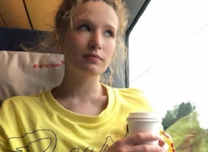 Певица Монеточка, прогуливаясь по ночному Волгограду, назвала Мамаев курган странным Певица Монеточка, прогуливаясь по ночному Волгограду, назвала Мамаев курган странным