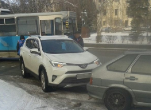 The trolleybus faced two cars in the center of Volgograd