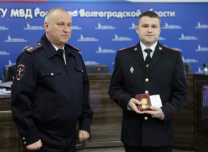 Полицейского наградили за спасение пенсионерки на пожаре в Михайловке Полицейского наградили за спасение пенсионерки на пожаре в Михайловке