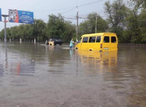 Власти Волгограда из-за дождя закрыли движение по двум из трех существующих продольных магистралей города Власти Волгограда из-за дождя закрыли движение по двум из трех существующих продольных магистралей города