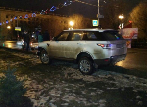 Range Rover протаранил три автомобиля в центре Волгограда: водитель скрылся Range Rover протаранил три автомобиля в центре Волгограда: водитель скрылся
