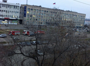 В МЧС объяснили причины появления колонны пожарных машин у арбитражного суда Волгограда В МЧС объяснили причины появления колонны пожарных машин у арбитражного суда Волгограда
