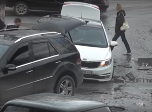 Провалившаяся под асфальт иномарка попала на видео в Волгограде Провалившаяся под асфальт иномарка попала на видео в Волгограде