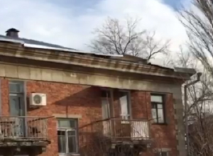 В Волгограде фонд капремонта сваливает на подрядчика вину за разваливающуюся крышу В Волгограде фонд капремонта сваливает на подрядчика вину за разваливающуюся крышу