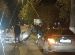 В центре Волгограда автомобиль перевернулся на крышу после аварии В центре Волгограда автомобиль перевернулся на крышу после аварии