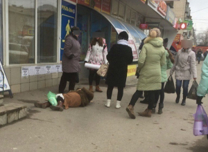 Молодые волгоградцы проходили мимо лежащей на асфальте пожилой женщины Молодые волгоградцы проходили мимо лежащей на асфальте пожилой женщины
