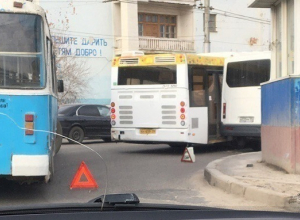 Автобус «Питеравто» протаранил «Газель» на севере Волгограда Автобус «Питеравто» протаранил «Газель» на севере Волгограда