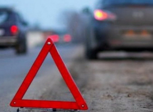 Автомобили разбились всмятку во дворе дома в центре Волгограда Автомобили разбились всмятку во дворе дома в центре Волгограда