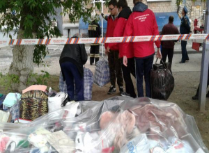 Студенты ВолГУ спасают вещи жильцов из взорвавшегося дома Студенты ВолГУ спасают вещи жильцов из взорвавшегося дома
