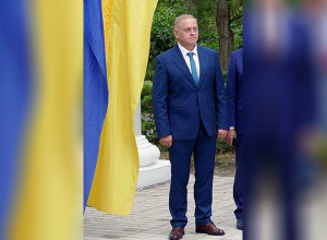 У мэра Волжского требуют объяснений после фотографирования на фоне флага Украины У мэра Волжского требуют объяснений после фотографирования на фоне флага Украины