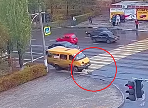 Опубликовано видео жесткого наезда маршрутки на хромающую волжанку Опубликовано видео жесткого наезда маршрутки на хромающую волжанку