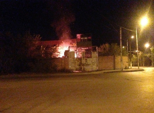 В заброшенном цеху Волгоградского тракторного завода произошел сильный пожар В заброшенном цеху Волгоградского тракторного завода произошел сильный пожар