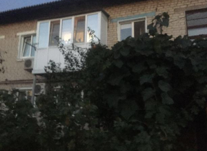 Полиция выставила пост у дома в Калаче, где живет семья подозреваемого в убийстве Полиция выставила пост у дома в Калаче, где живет семья подозреваемого в убийстве