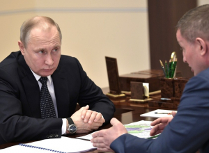 Владимир Путин дал задание Бочарову организовать адресную помощь пострадавшим от паводка Владимир Путин дал задание Бочарову организовать адресную помощь пострадавшим от паводка