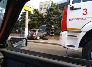 Лихач на «Приоре» улетел в забор на «Белом аисте» в Волгограде Лихач на «Приоре» улетел в забор на «Белом аисте» в Волгограде