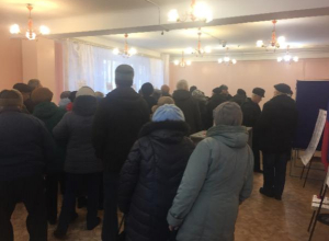 Волгоградцы бросают в урны незаполненные бюллетени из-за очередей в кабинки для голосования Волгоградцы бросают в урны незаполненные бюллетени из-за очередей в кабинки для голосования