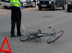 Женщина за рулем Chevrolet Niva сбила 14-летнего велосипедиста в Волгограде Женщина за рулем Chevrolet Niva сбила 14-летнего велосипедиста в Волгограде