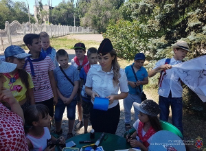 Эффектная блондинка в полицейской форме учит детишек правилам ПДД Эффектная блондинка в полицейской форме учит детишек правилам ПДД
