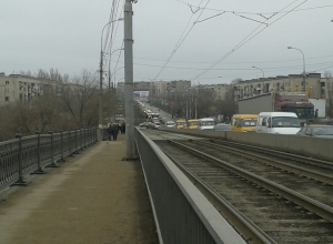 На юге Волгограда в результате ДТП образовалась огромная пробка