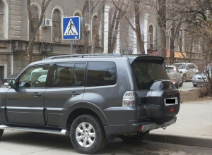 В Волгограде родители учащихся гимназии №3 возмущены припаркованным на переходе внедорожником В Волгограде родители учащихся гимназии №3 возмущены припаркованным на переходе внедорожником