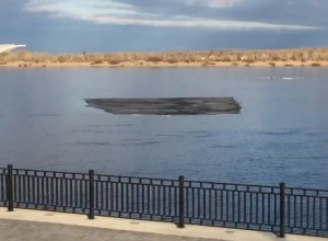 Волгоградцы обсуждают попытки асфальта покинуть город по Волге Волгоградцы обсуждают попытки асфальта покинуть город по Волге