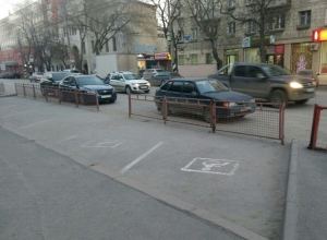 У волгоградцев забрали большой парковочный карман в центре города У волгоградцев забрали большой парковочный карман в центре города