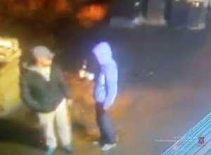 Избивших женщину бутылкой волгоградцев ищут по фото с места преступления Избивших женщину бутылкой волгоградцев ищут по фото с места преступления