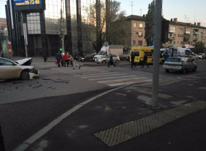 В центре Волгограда иномарка протаранила «Скорую помощь» В центре Волгограда иномарка протаранила «Скорую помощь»