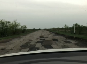 Волгоградка сняла на видео страшные провалы на трассе Волгоград- Быково Волгоградка сняла на видео страшные провалы на трассе Волгоград- Быково