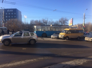 В Волгограде образовалась крупная пробка из-за ДТП троллейбуса, маршрутки и иномарки В Волгограде образовалась крупная пробка из-за ДТП троллейбуса, маршрутки и иномарки