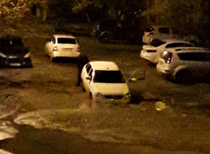 В огромной яме тонут машины из-за коммунальных работ на севере Волгограда В огромной яме тонут машины из-за коммунальных работ на севере Волгограда