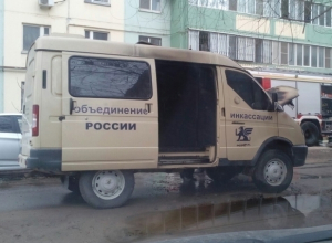 Инкассаторский автомобиль сгорел на западе Волгограда Инкассаторский автомобиль сгорел на западе Волгограда